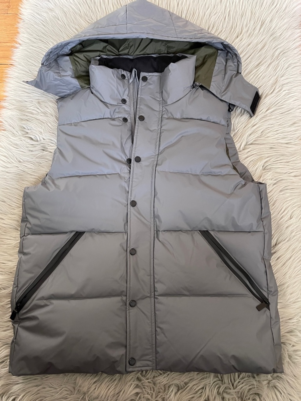 Hunter Men's Hooded Puffer Vest in Light Gray with Olive Lining